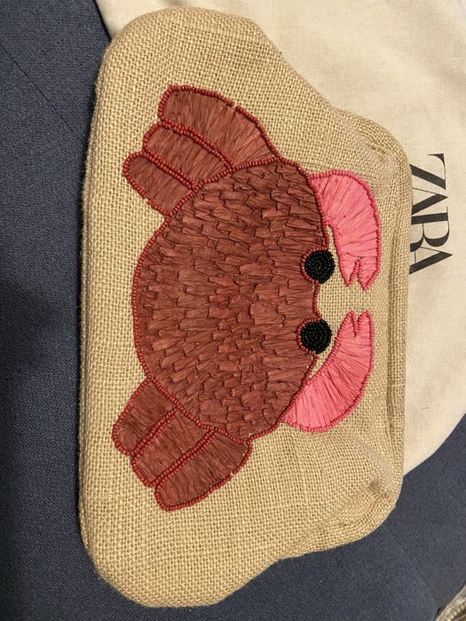 Mala clutch rafia com caranguejo - ZARA