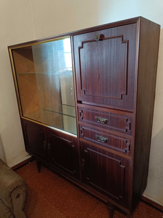 Móvel com Cristaleira