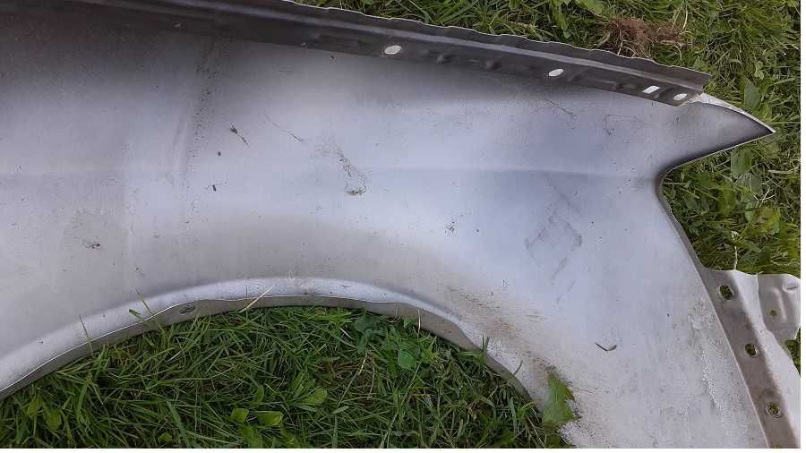 BLOTNIK--Lewy --AUDI A4B6--srebrny --2003r-- ma dwa wgnioty