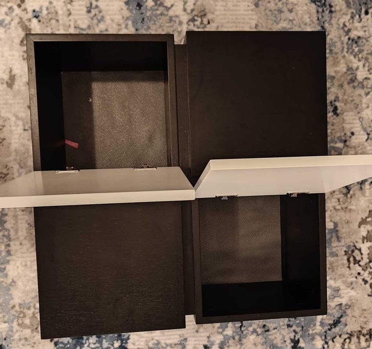 Mesa de apoio em carvalho com bar escondido.