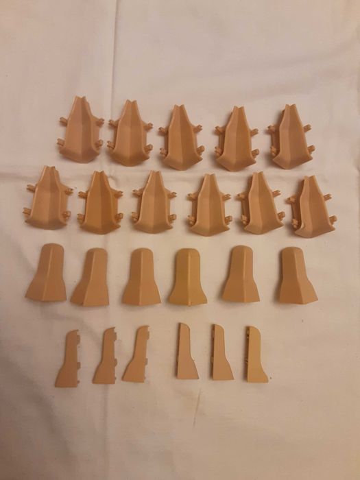 Уголки на пластиковые плинтуса  56 штук  новые