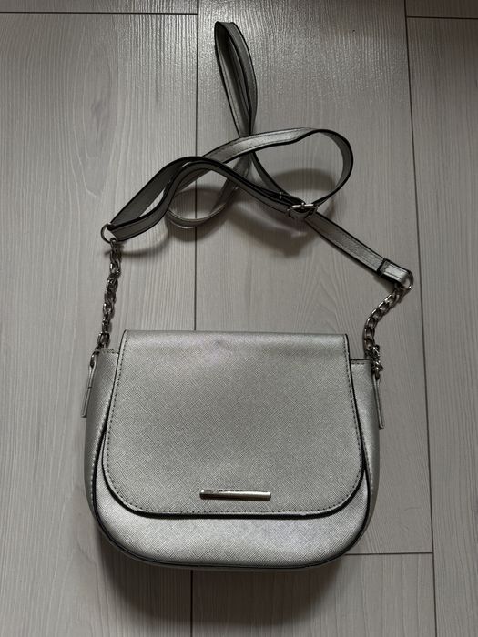 Srebrna torebka na pasku Sinsay