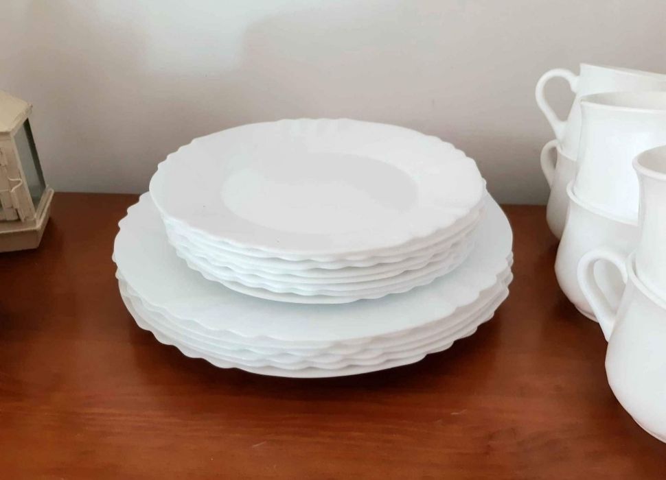 Serviço branco de mesa + serviço de chá, em ceramica vidrada
Ver descr64862087401858124