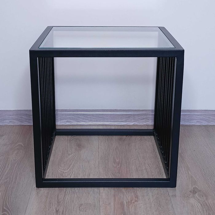 Metalowy stolik kawowy, nowoczesny, minimalistyczny ze szklanym blatem