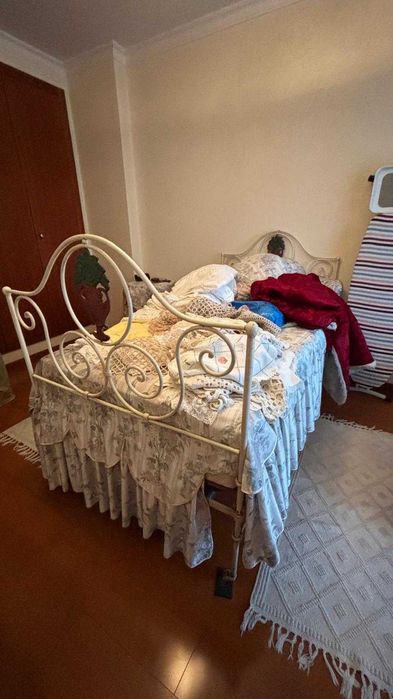 Cama de Ferro + Colchão + Lavatório e loiça decorativa