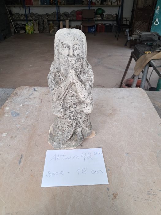 Estatua de santo em pedra.