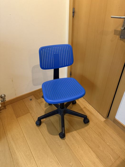 2 Cadeiras de escritório azul com rodas – 10€ cada