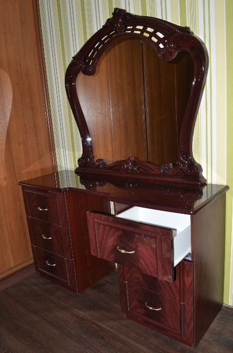 Туалетный столик+зеркало (комплект).