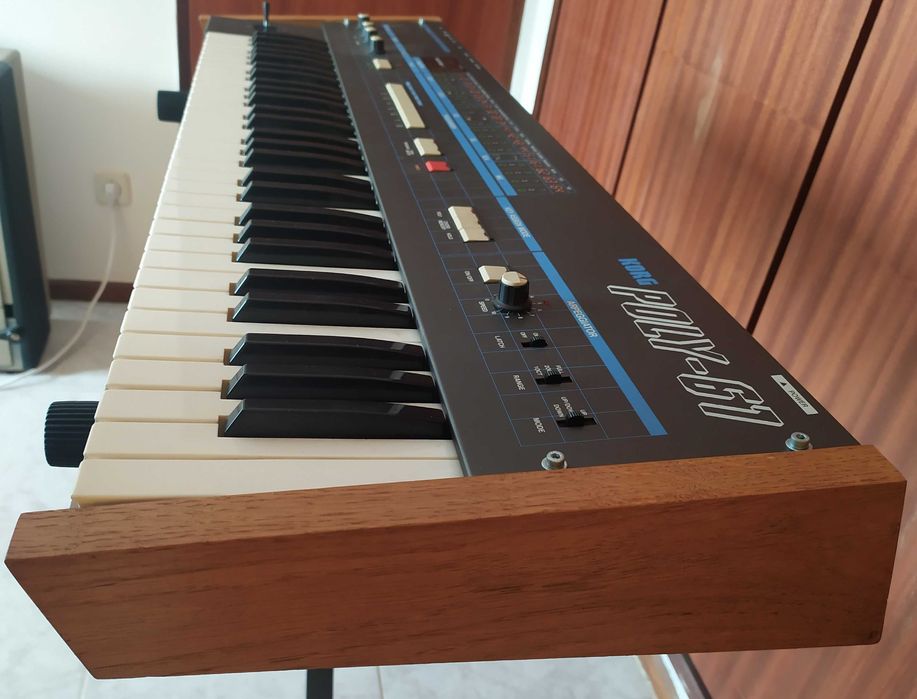 Korg Poly 61 (1982) - vintage synth analógico programável *SERVICED*