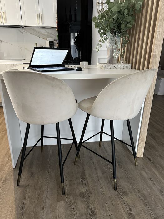 Dwa hokery stoliki barowe bezowe czarne eleganckie masywne