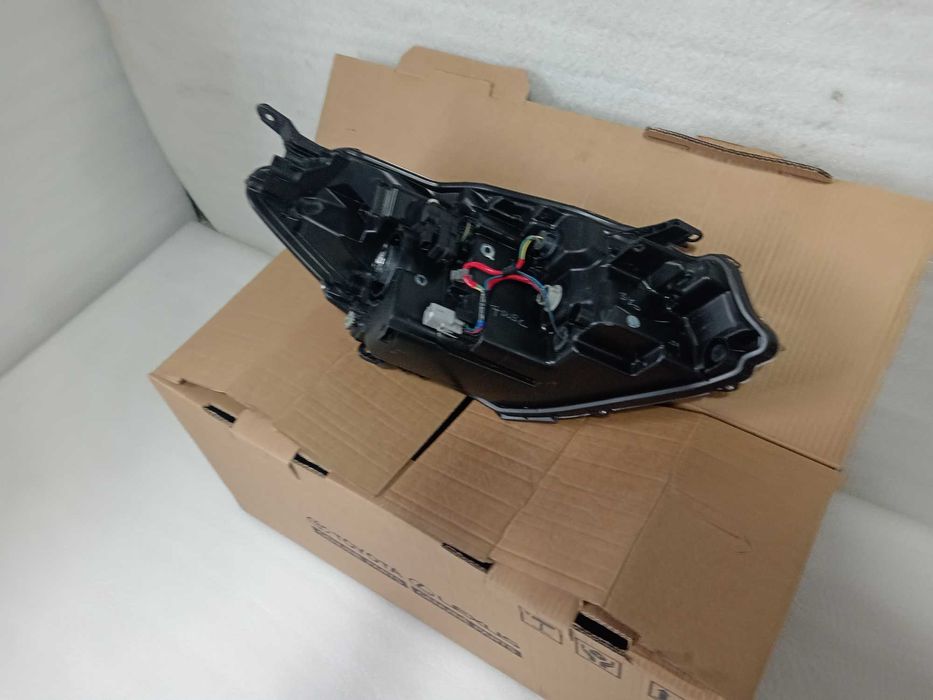 Toyota yaris  фара передня ліва 81170 - 0da30 оригінал