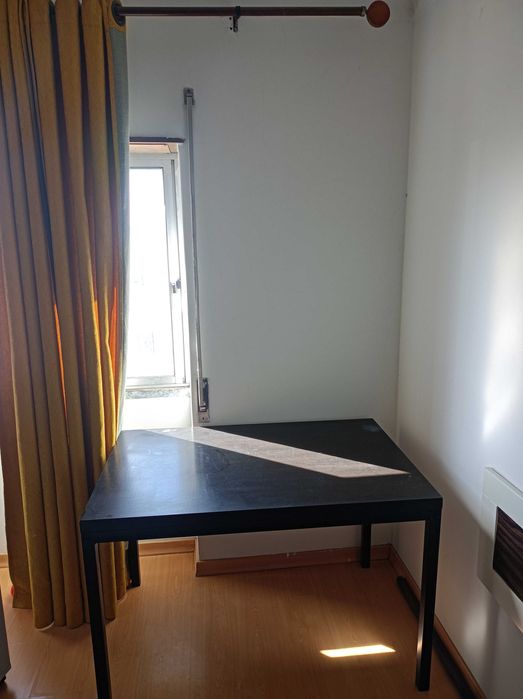 Mesa com tampo de madeira e pés em aço