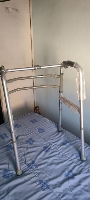 Andarilho todo em alumínio para pessoas com mobilidade