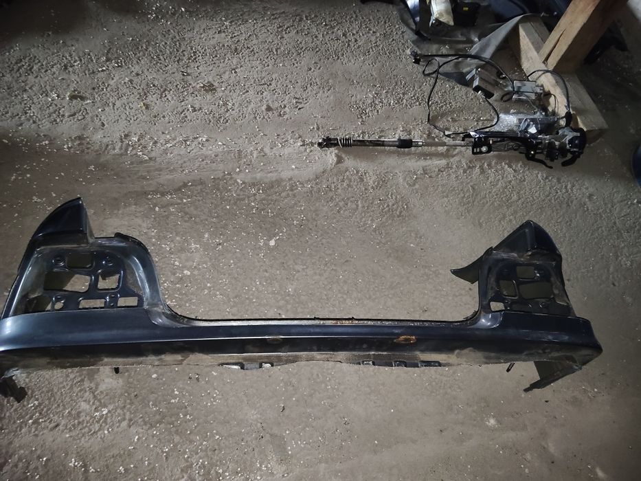 Pas tylni tylny BMW E39 sedan