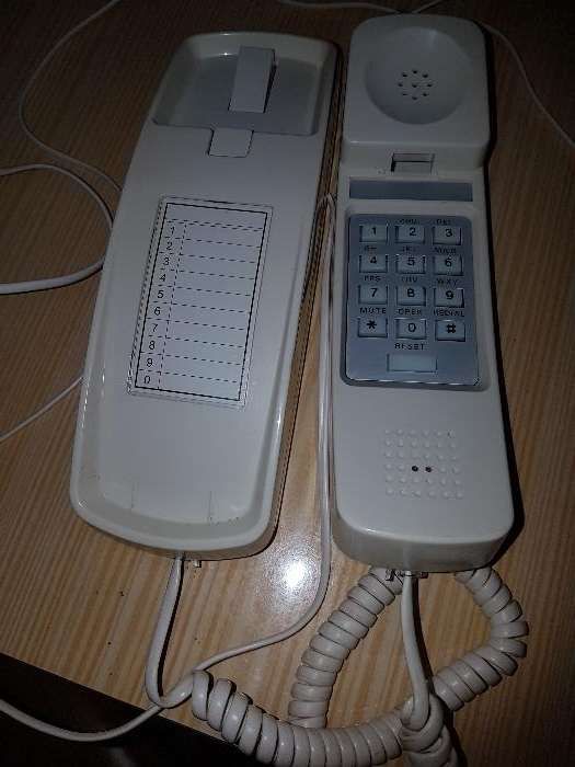 Telefones.  Antigos já não tenho o vermelho