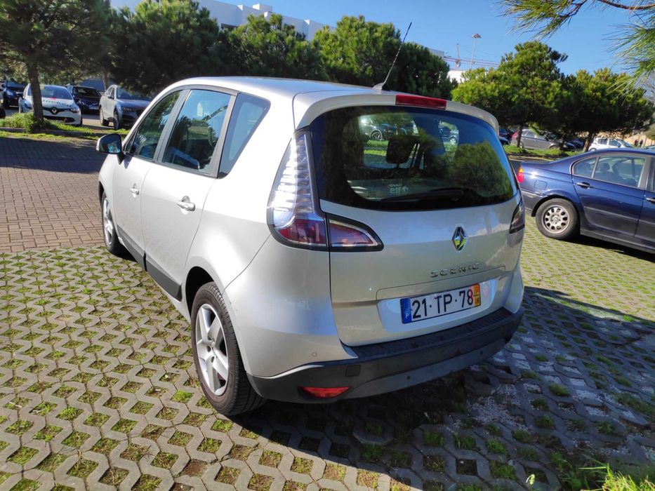 RENAULT SCENIC – Este monovolume de 2012 destaca-se pela sua versatilidade e conforto.
