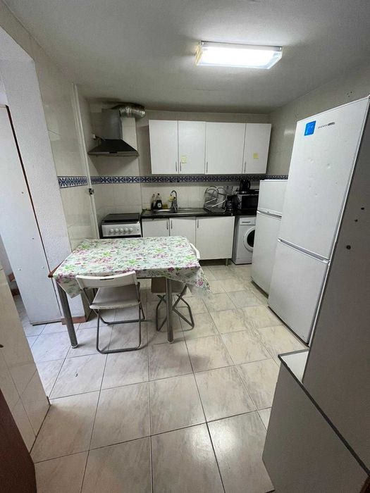 Quartos ESTUDANTE para ENTRADA IMEDIATA com 2 janelas e terraço. Metro Saldanha Lisboa.