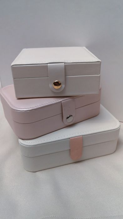 Guarda-jóias (colares brincos e anéis)