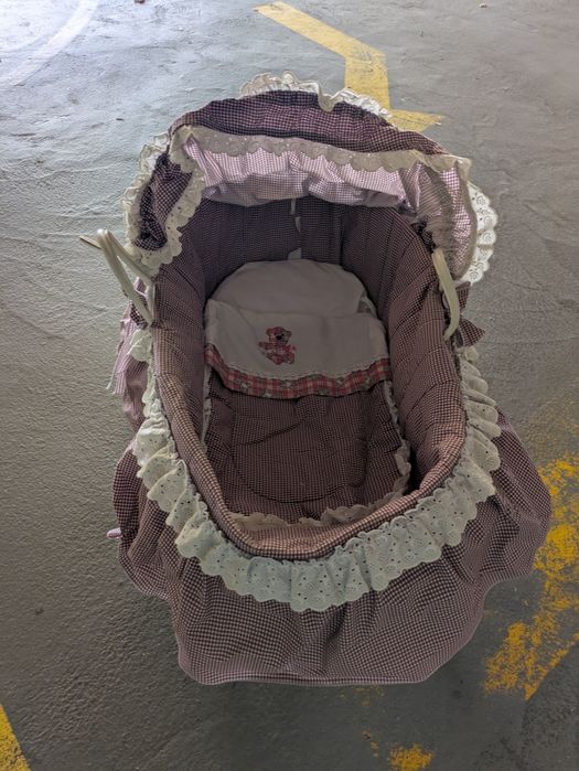 Alcofa com suporte e roupa