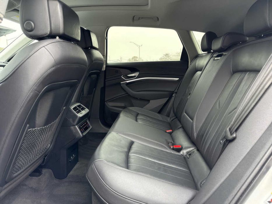 Audi e-tron Premium quattro      2022