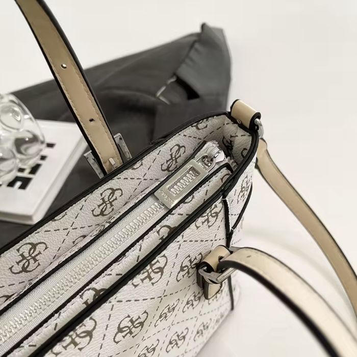 Torebka skórzana GUESS