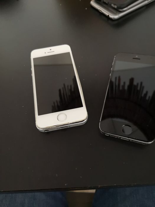 Vendo dois iPhone 5 para peças, cada um 20