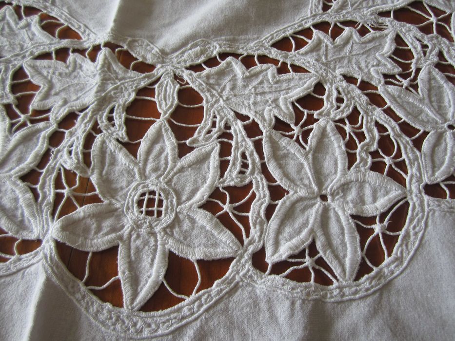 Lindíssima Toalha Antiga Bordada a rechilieux Único
