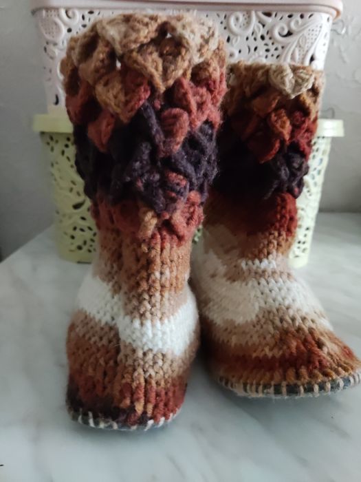 В'язані теплі домашні чобітки