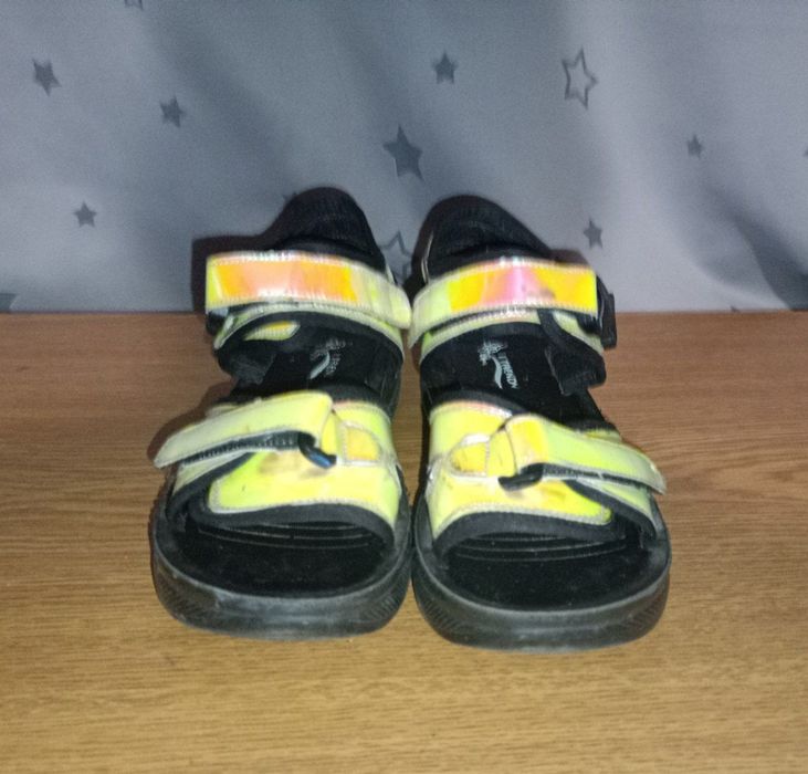 Продам б/у  босоножки кожзам .р.39,маломерки.