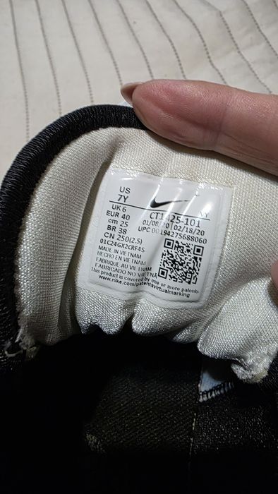 Новенькі кросівки Найк