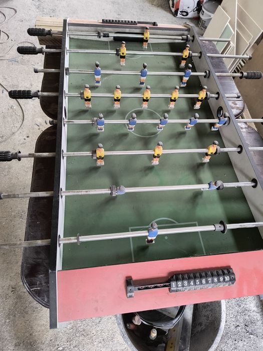 Piłkarzyki stołowe gra