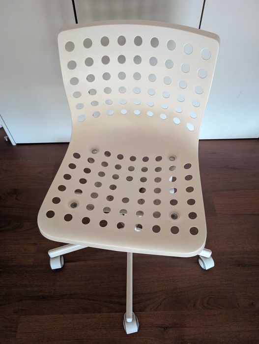Conjunto Ikea: Secretária micke, cadeira giratória e quadro skadis combinação