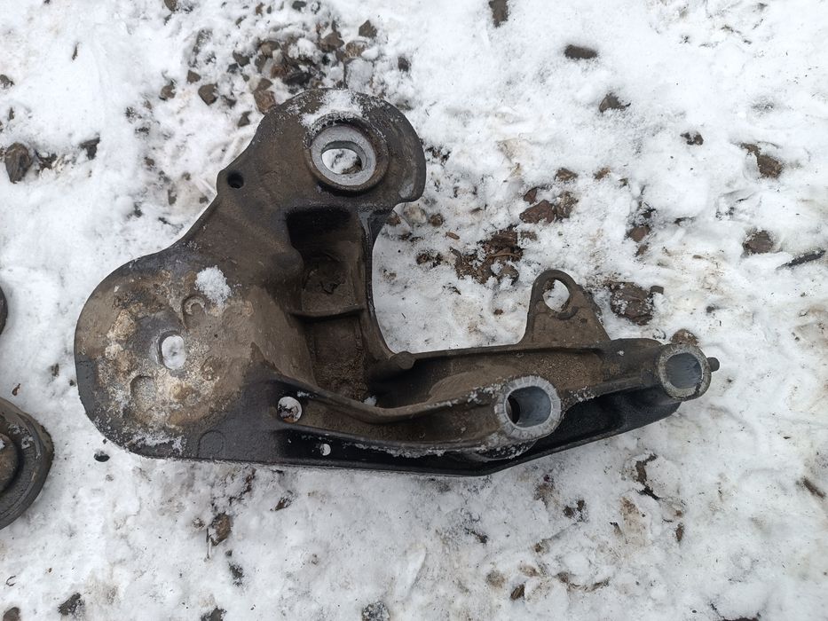 Łapa silnika lewa audi A6 C6 2.0tdi 4f0,199,351e
