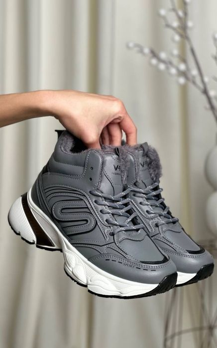 Зимові жіночі кросівки.