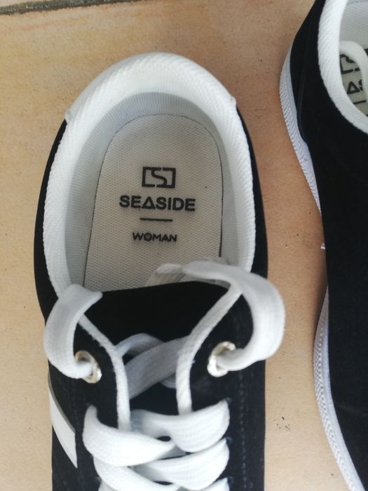 Ténis pretos com atacadores