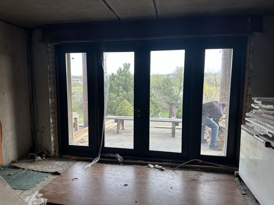 400 метрів, сховище 120 , теріторія , гараж 2 авто , 3 спальні