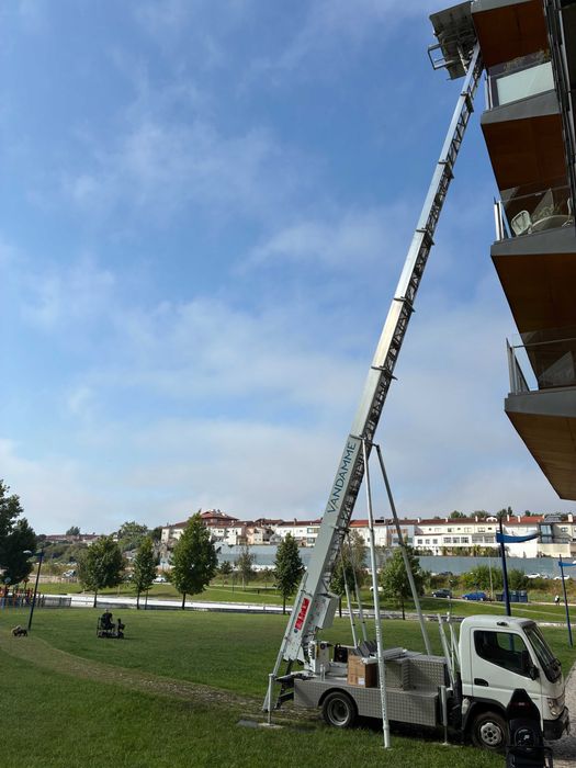 Elevador exterior (grua)plataforma. liftservice . Mudanças, obras,.