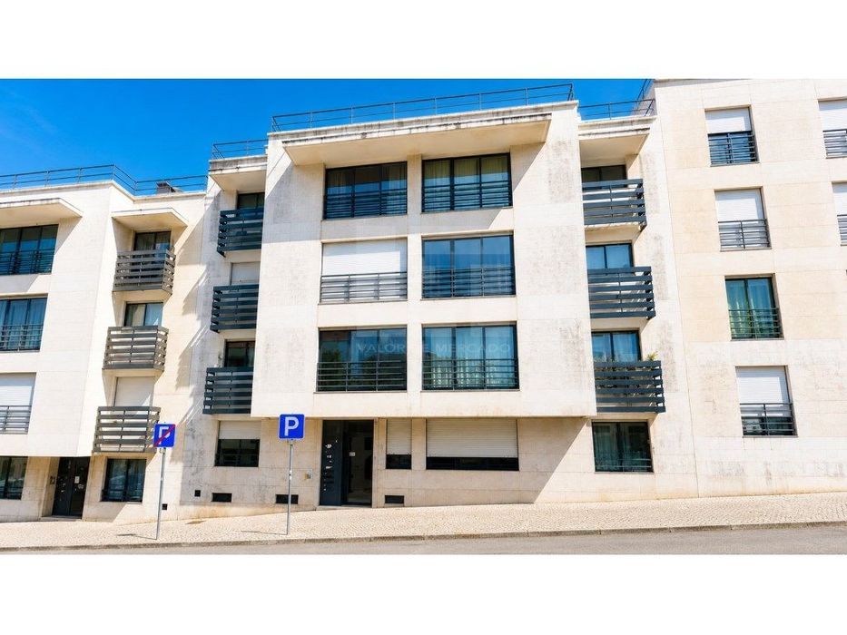 Apartamento T3 na Urbanização Alto da Mira, Amadora, com elevador.