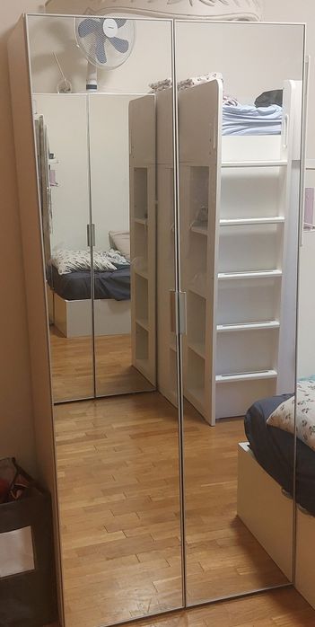Armário roupeiro branco com portas de espelho