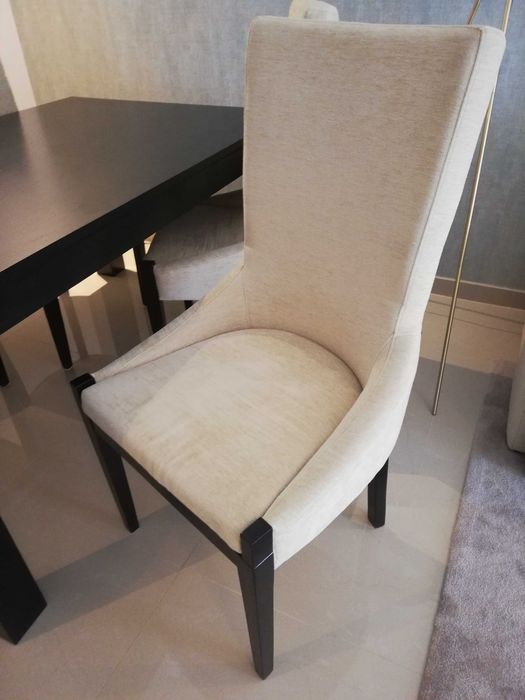 Mesa extensível, de cor preta em carvalho