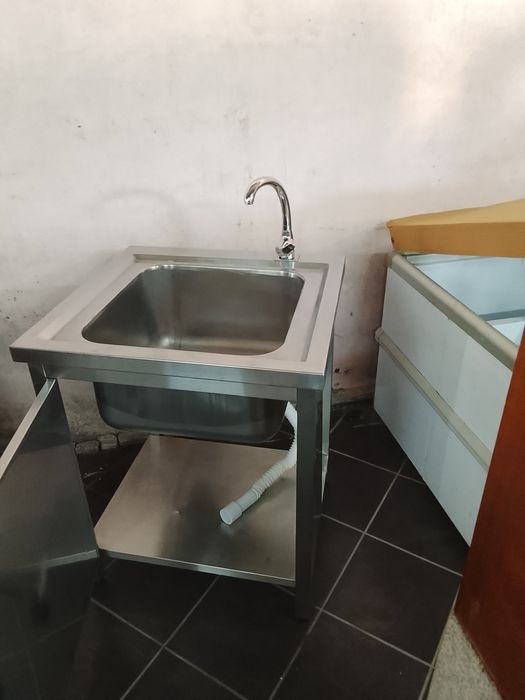 Pia em inox torneira nova