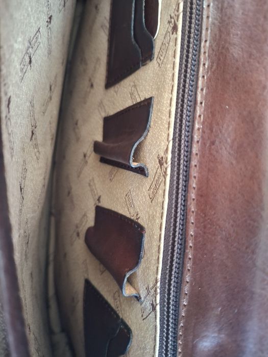 Шкіряний портфель.