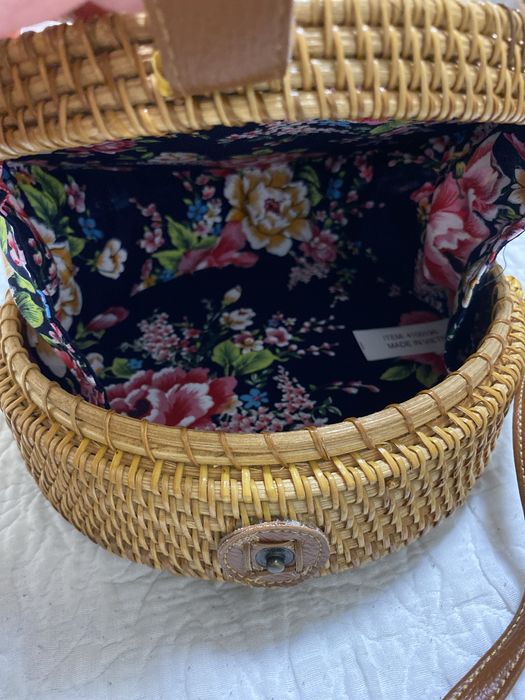 На подарунок- клатч, сумка нові