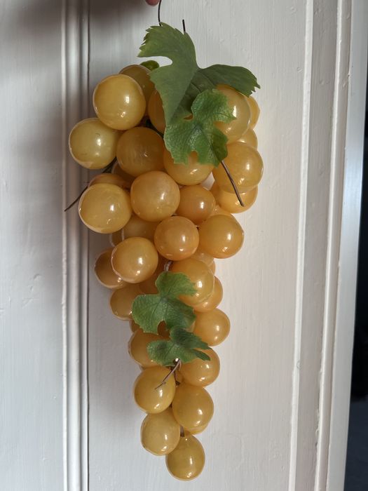 Cacho gigante de uvas em borracha