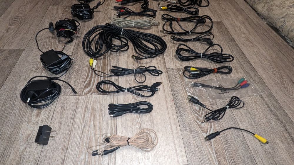 Набір шнурів, проводів, блоків живлення