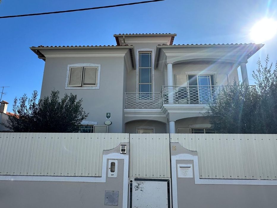 Moradia independente à venda em Aroeira - Almada.