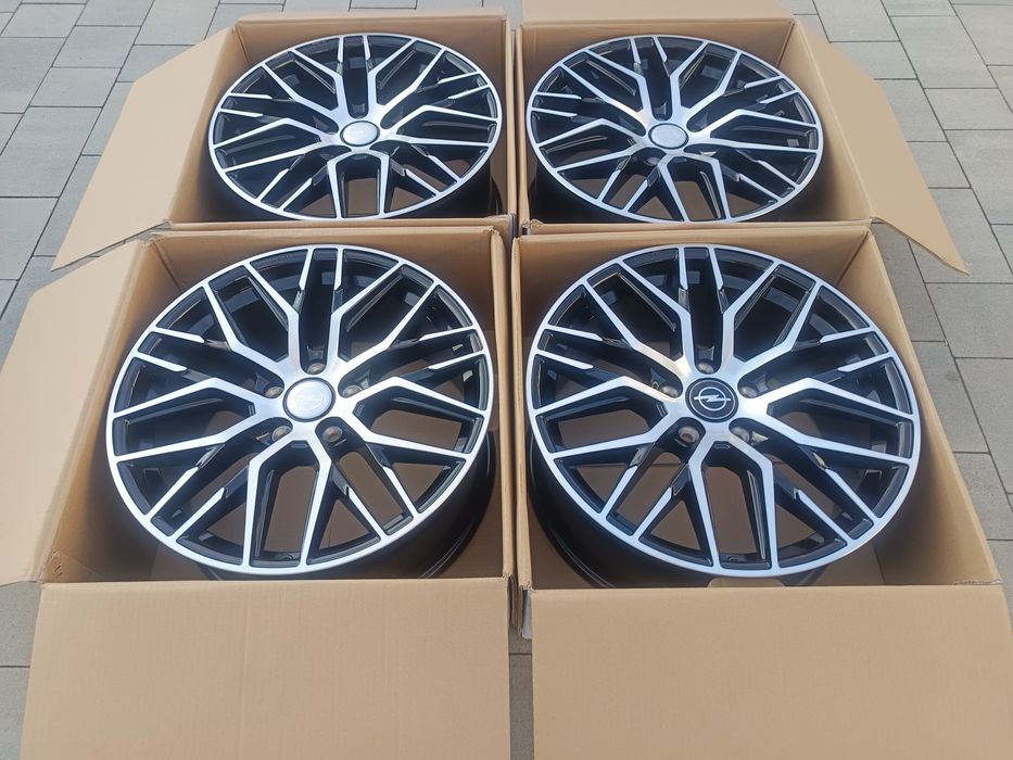 #RS4 Alufelgi R18 5x120 Opel Insignia Czujniki ciśnienia TPMS Śruby