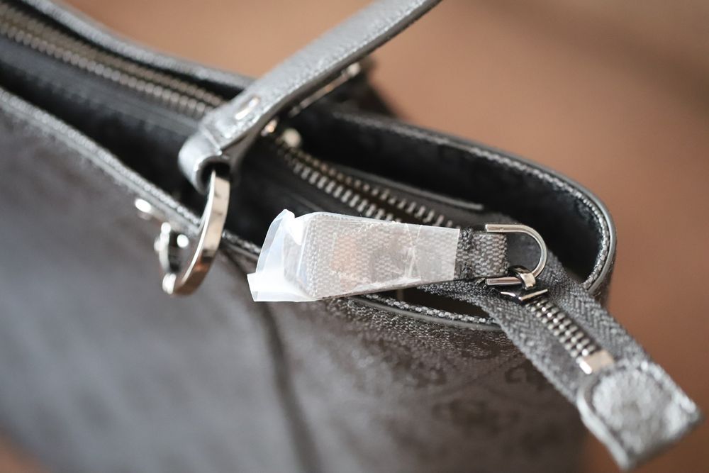 GUESS Shopperka model Noelle