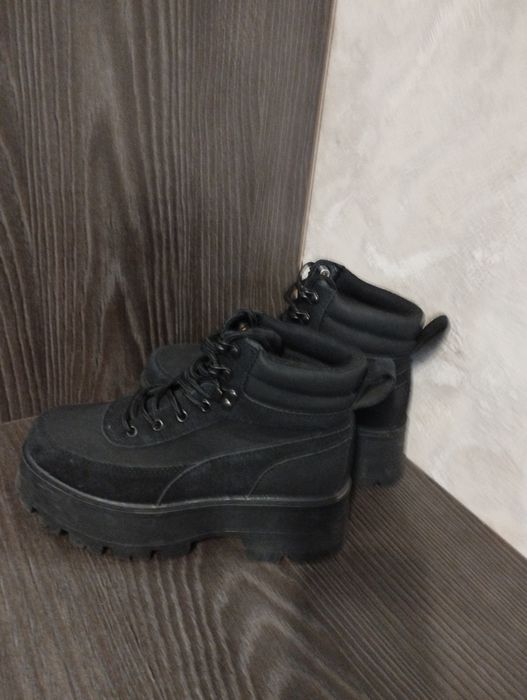 Продам ботінки недорого.