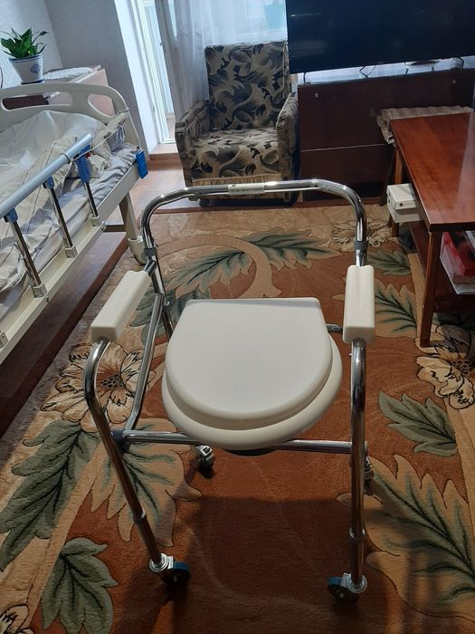 Продается стул/ туалет  на колесах для маломобильных людей